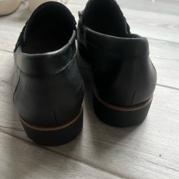 Kate Spade black leather loafers with ruffled design across the top. Size 9M - Picture 4 of 5